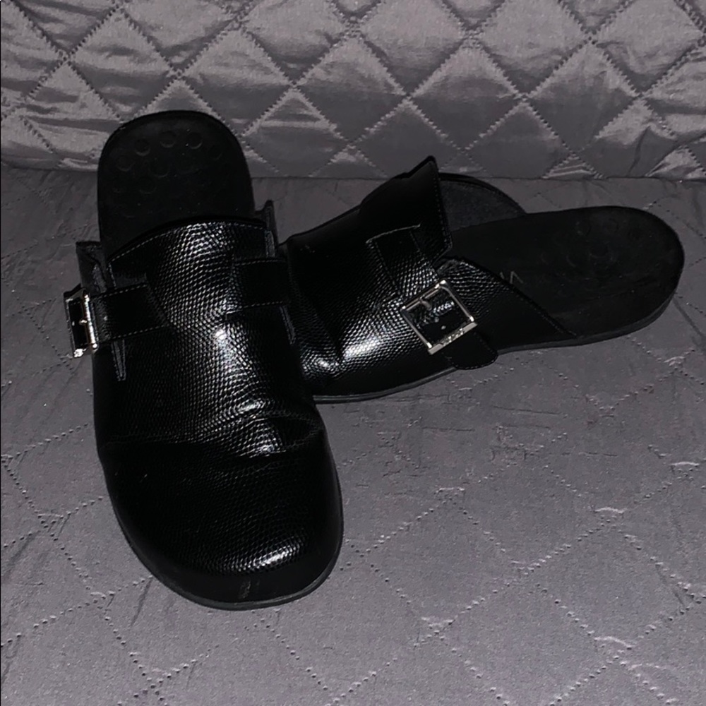 Vionic black mules